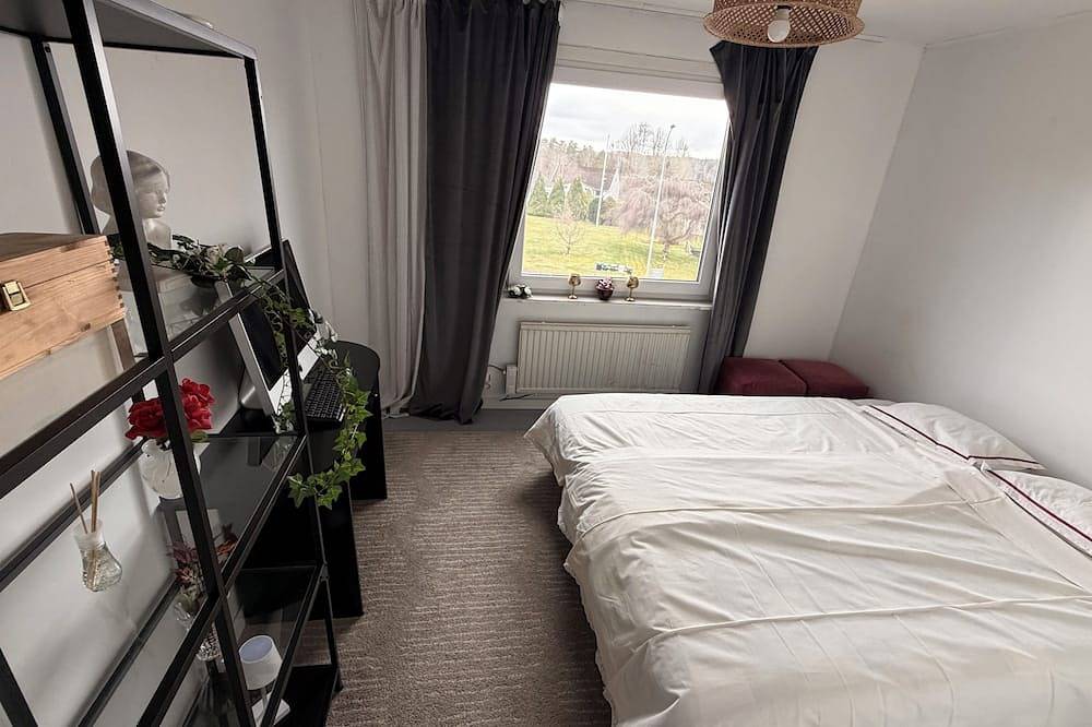 2 stora hus, 20 rum, jacuzzi, bastu, lekplats, sjö, ljud, ljus, Tv, bra internet in Jönköpings län