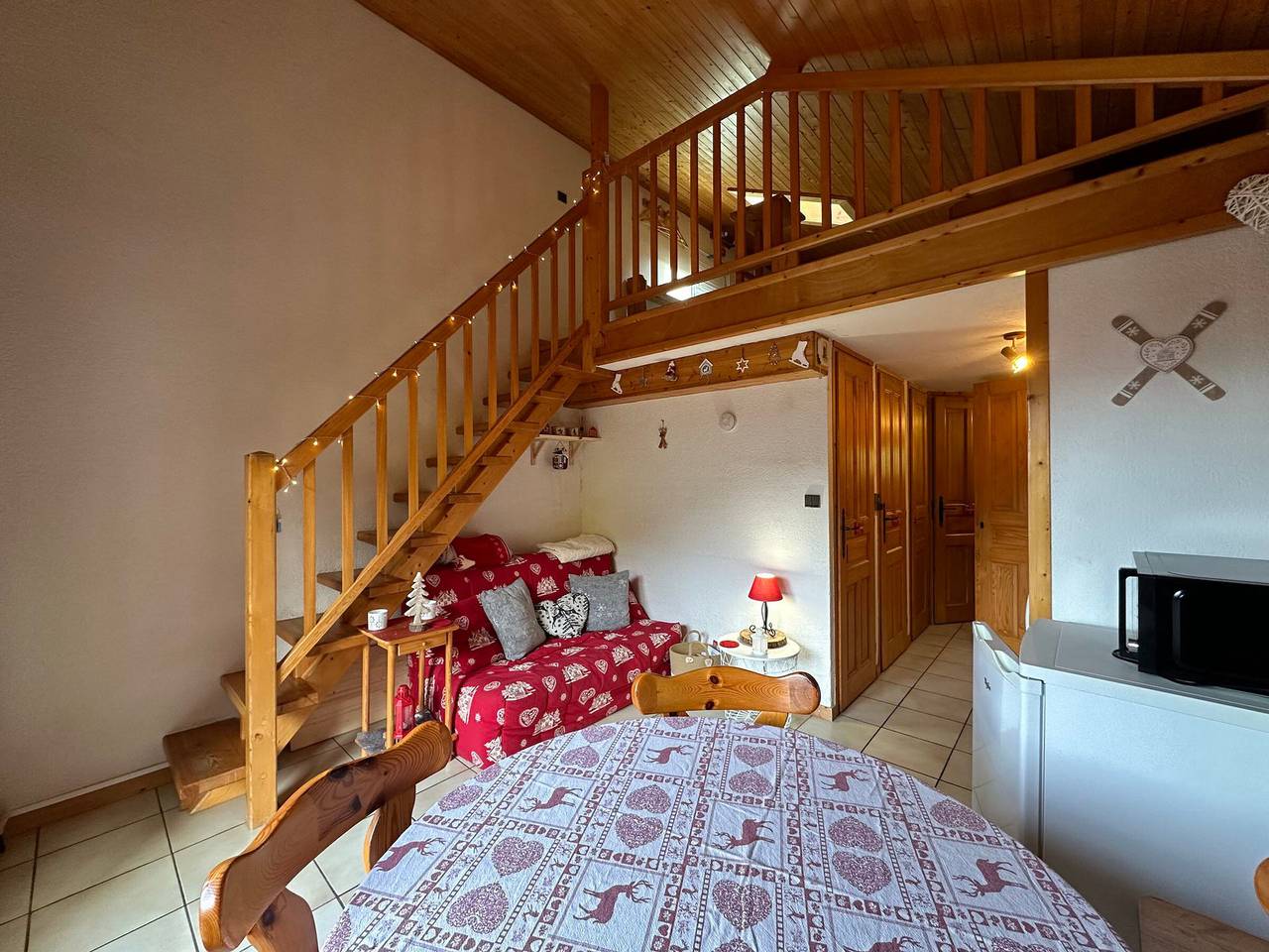 Ganze Wohnung, Charmantes Duplex in Morillon, nahe See und Shuttle, 5 Pers, Balkon, komplett ausgestattet in Station de Morillon, Grand Massif