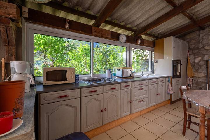 La Charrette B&B: Quiet Stay, Wi-Fi & Breakfast Included! in Dunière-sur-Eyrieux, Parc naturel régional des Monts d'Ardèche