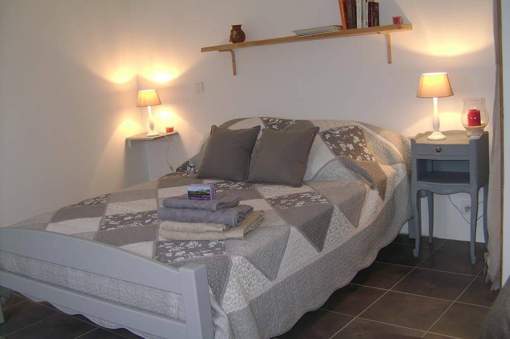 Gite Typique Provencal Pour 2 Personnes Avec Jardin Et Piscine in Apt, Parc naturel régional du Luberon