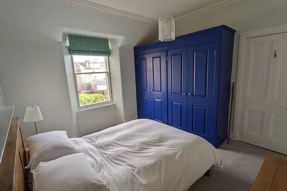 Entire apartment, Central holiday home with pretty, sunny garden, moments from the station, golf course and beach. in North Berwick, Edinburgh and Lothian
