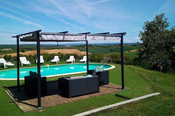 Gîte pour 6 personnes, avec terrasse ainsi que jardin et piscine, animaux acceptés à Villautou