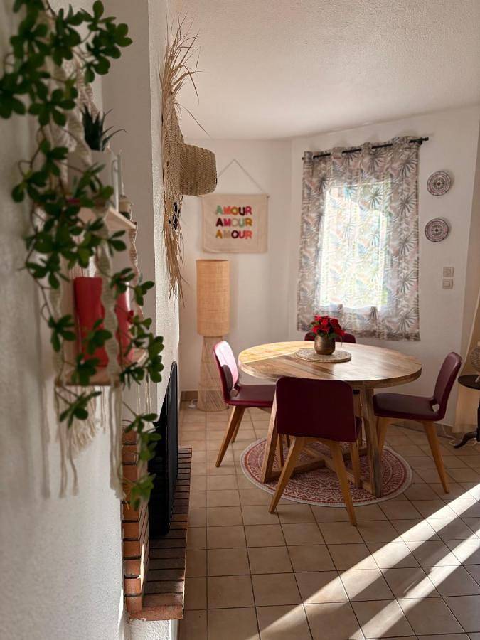 Maison de vacances pour 4 personnes, avec terrasse ainsi que jardin et piscine
