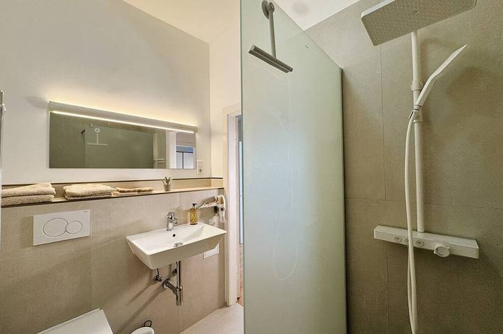 Ganze Wohnung, Zentrales Apartment Düsseldorf: 2 Betten, Aufzug, Wlan – Ideal für Messe & Hbf in Düsseldorf-Friedrichstadt, Düsseldorf