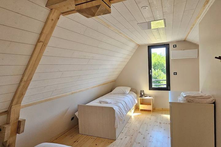 Gîte pour 8 personnes, avec jacuzzi et terrasse, animaux acceptés à Queyrières - 4