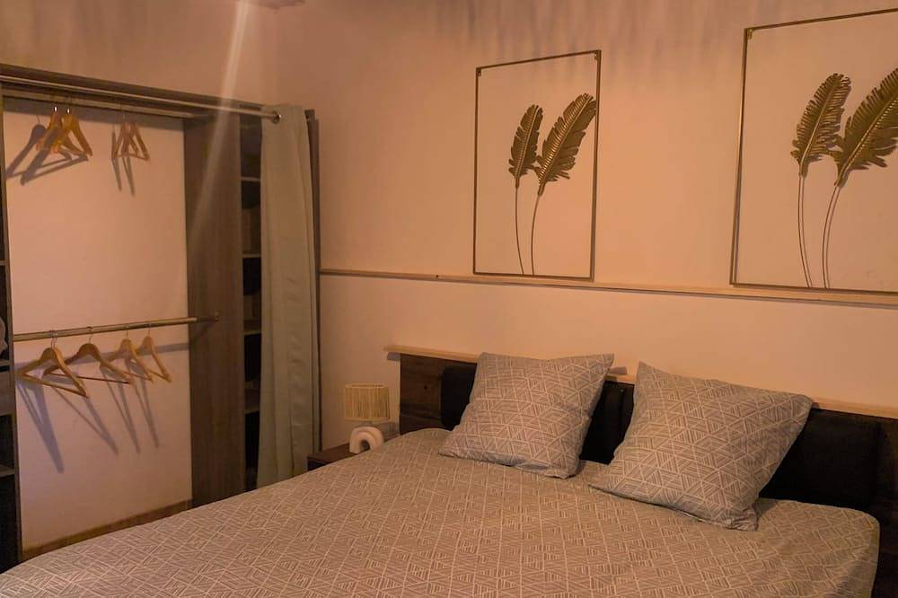 Entire apartment, Charming ground-floor gite in the Coeur de Provence region in Entraigues-sur-la-Sorgue, Vaucluse