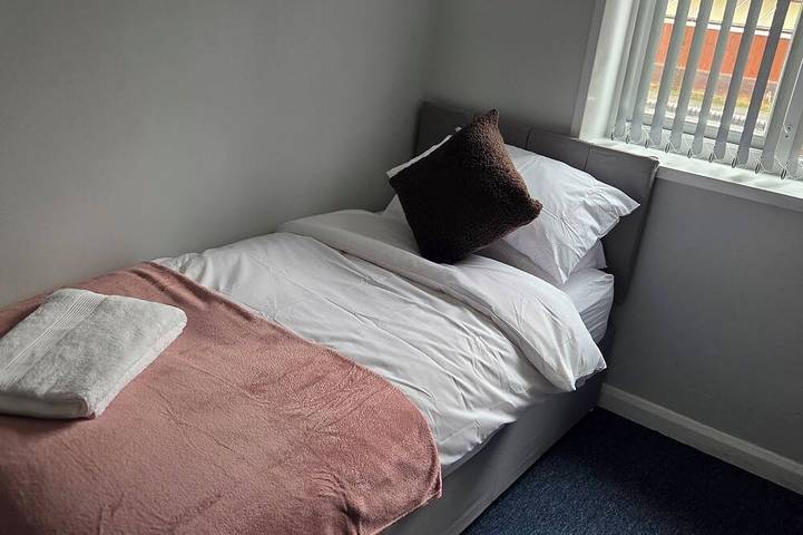 Langcliffe near warwick hospital, free parking, fast wifi, sleeps 5 in Warwick, Warwickshire