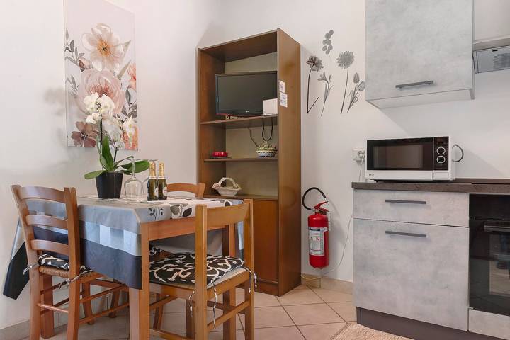 Estúdio inteiro, Apartamento 'Casa Arianna' com Vista Montanha, Jardim Privado e Wi-Fi in Laveno-Mombello, Lago Maggiore (Lombardia)