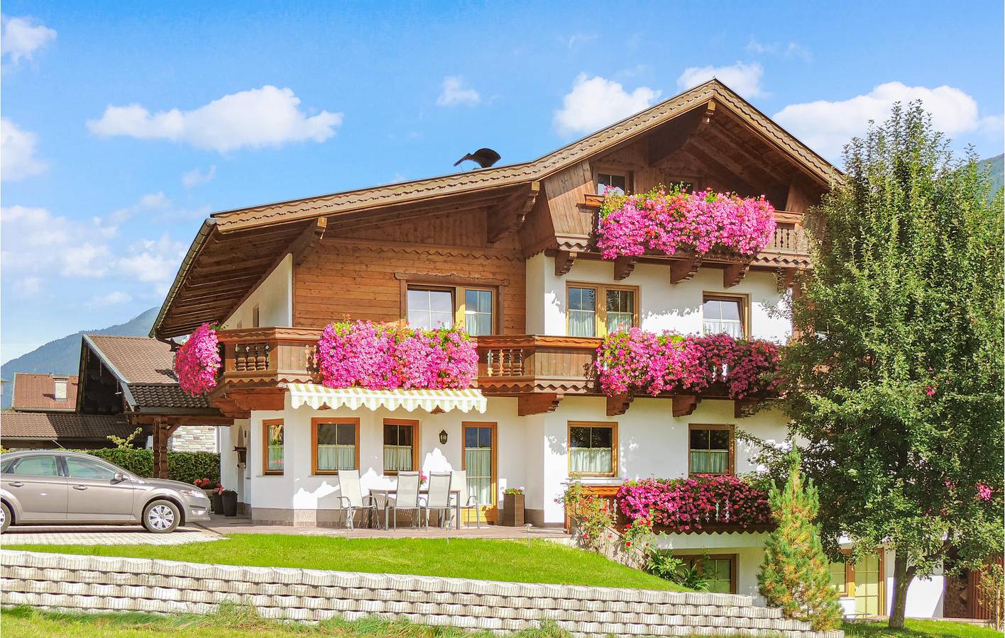Geheel vakantieappartement, Appartement met uitzicht op Aschau, parkeerplaats en terras in Tux Alps, Aschau im Zillertal