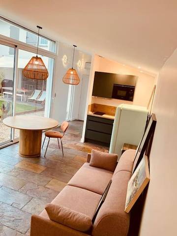 Gîte pour 2 personnes, avec jardin et terrasse ainsi que vue et piscine à Collonges-au-Mont-d'Or