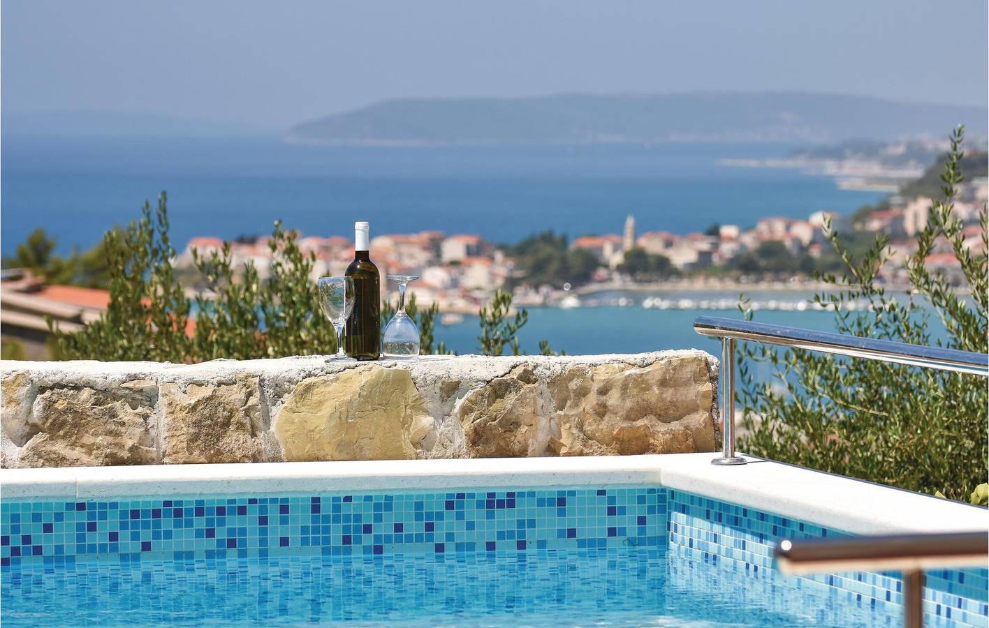 Ganze Ferienwohnung, Reizende 2-Zimmer-Wohnung mit Pool und Terrasse, 2 km vom Strand Strobec entfernt in Podstrana, Split-Dalmatien