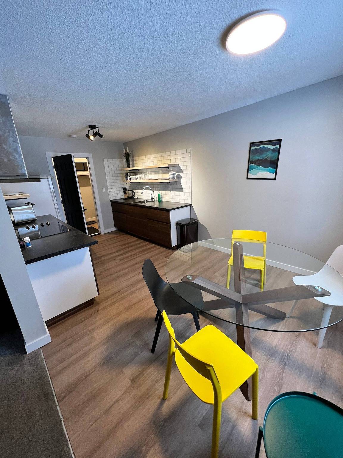 In der Nähe der Whyte University, neu renoviert in Edmonton, Alberta