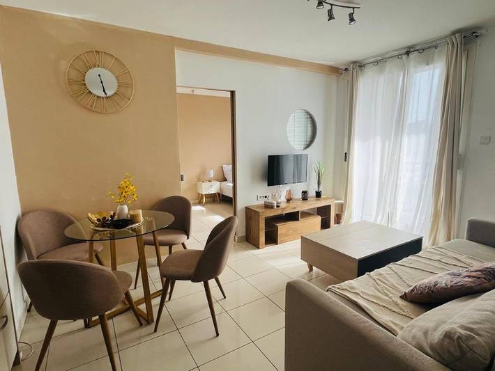 Gîte pour 4 personnes, avec terrasse et vue dans Port De Carry