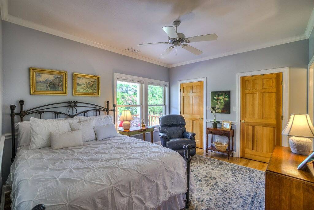 Land Charmeur mit einladenden vorderen und hinteren Veranden, Swim Spa, Decks, Feuerstelle in Van Zandt County