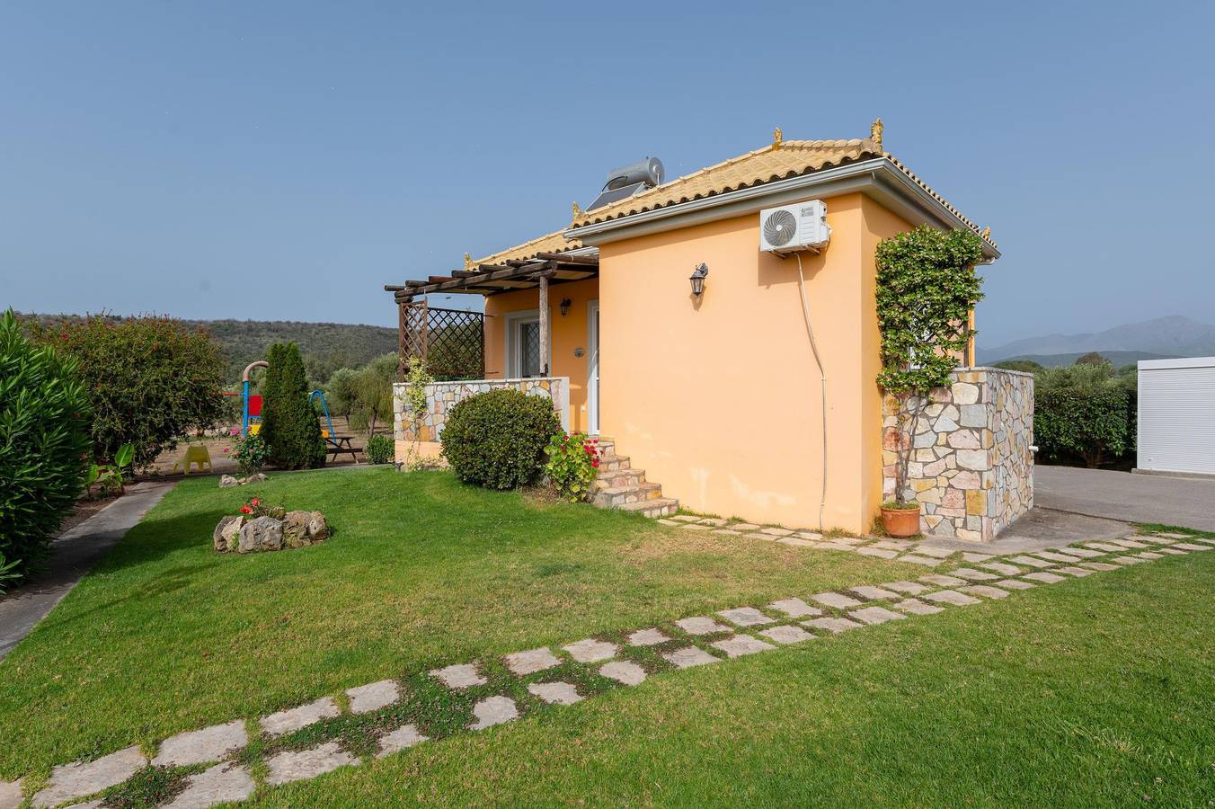 Μαργαρίτα/Margarita near to sea with heating pool in Peloponnes