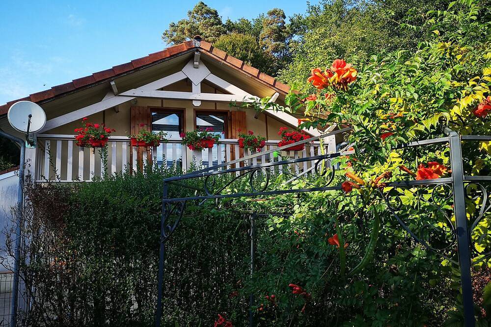 Chalet ***  bord du lac barque, piscine, animaux, lits faits, jardin clos, calme in Saint-Gérons, Région d'Aurillac
