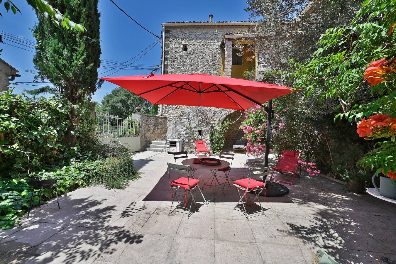 Appartement entier, Gîte Romy - Gîte avec piscine partagée in Lussan, Région de Nîmes