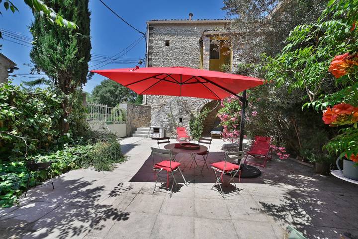Gîte pour 4 personnes, avec piscine ainsi que terrasse et jardin à Lussan - 2
