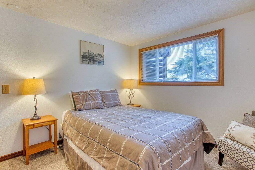 Hundefreundliches Haus mit Meerblick, einfachem Zugang zum Strand und zur Bucht sowie einem Gemeinschaftspool! in Lincoln County (OR)