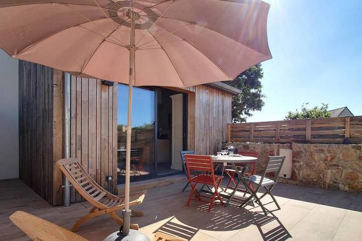 Location de vacances pour 2 personnes, avec terrasse et jardin dans Plage de Locmiquel