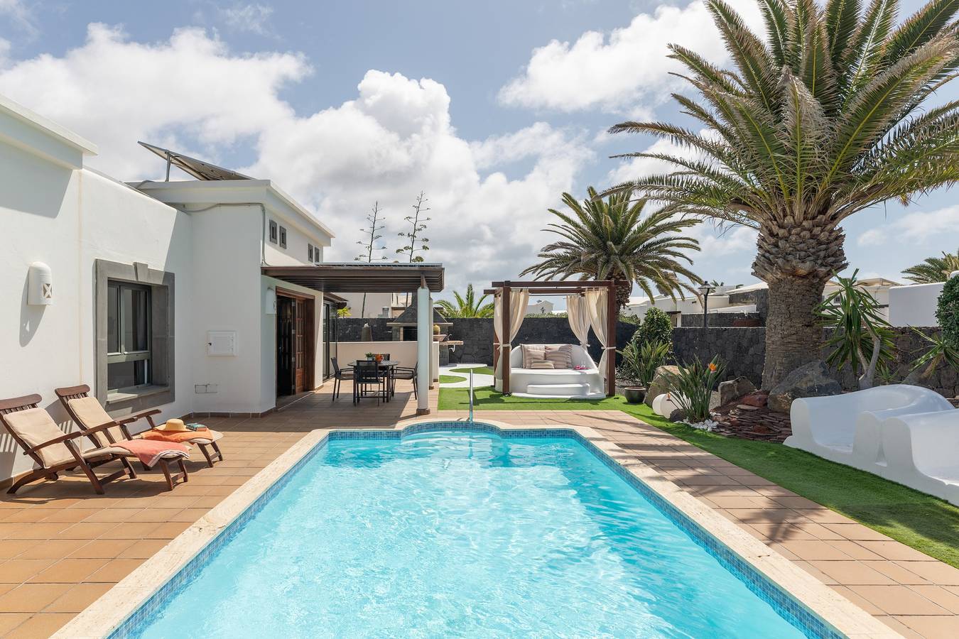 Vacation Villa 'Carabela 83' with Mountain View, Private Pool and Wi-Fi in Montaña Roja, Yaiza