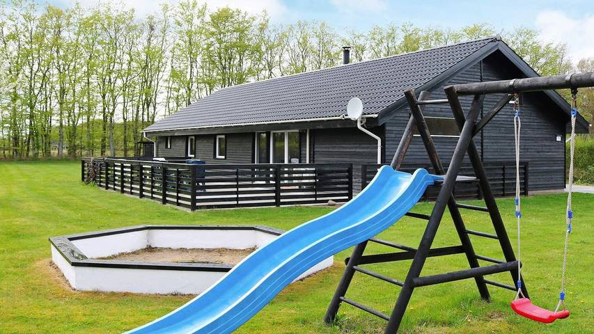 Ferieudlejning for 8 personer, med sauna og terrasse såvel som jacuzzi og have i Aalborg Kommune