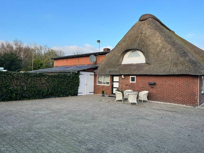 Holiday Home "Großes Reetdachhaus Langenhorn" with Garden, Terrace and Wi-Fi in Langenhorn, Nordfrisland