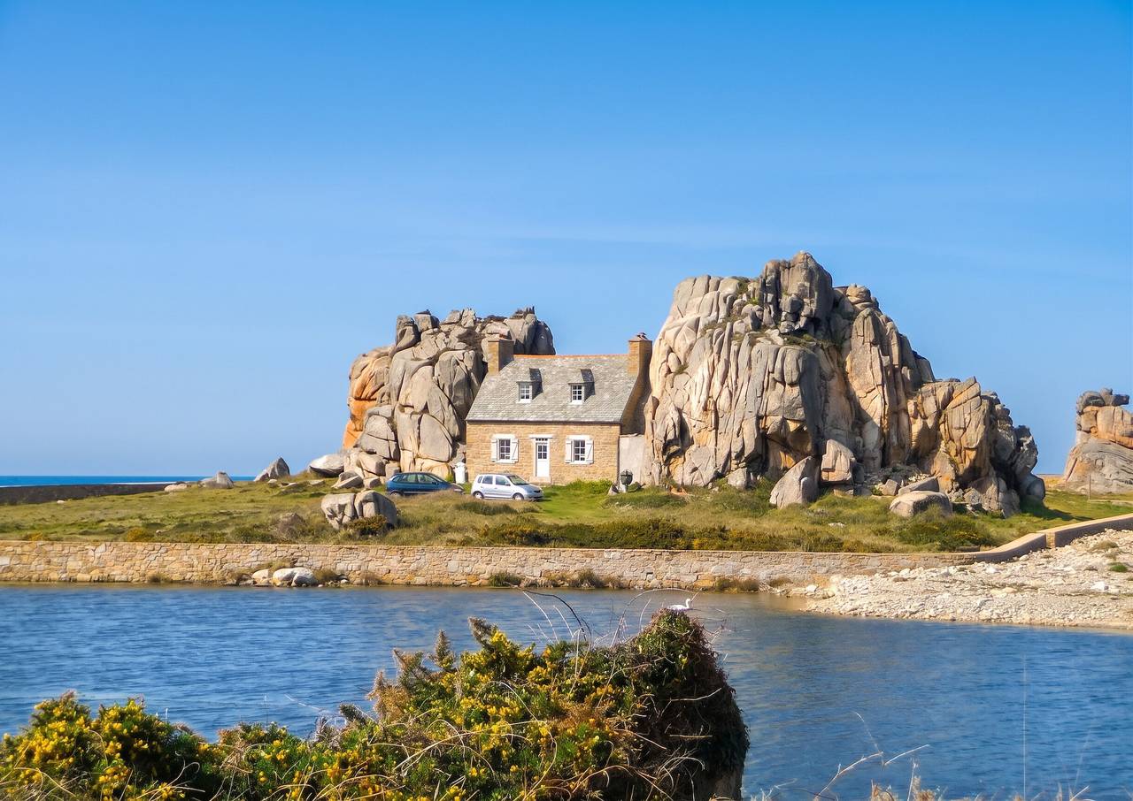 Maison de caractère à Plougrescant avec jardin et parking. in Plougrescant, Côte de Granit Rose
