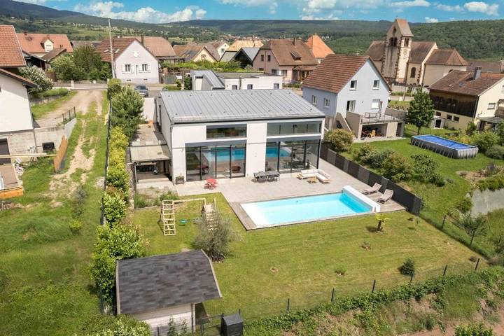 Villa pour 10 personnes, avec Balcon et Terrasse ainsi que Jardin et Piscine