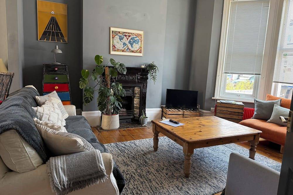 Large, bright, seaside family home with garden & parking, close to Walpole Bay. in Botany Bay, Kent