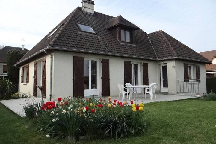 Location de vacances pour 6 personnes, avec Terrasse et Jardin à Cormelles-le-Royal