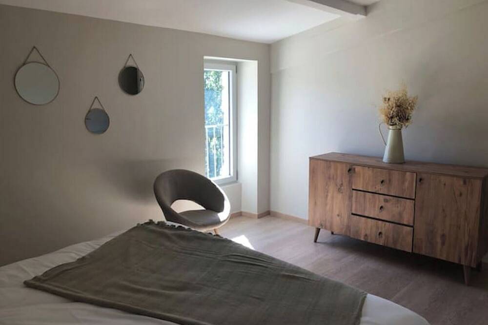 Maison en pierres avec piscine privée et surplombant la vallée in Lussan, Région de Nîmes