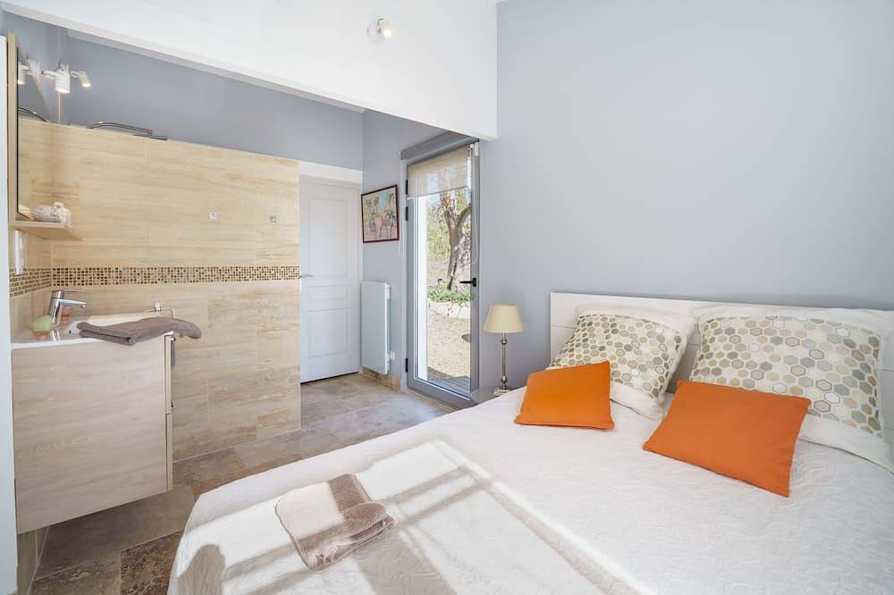 Bastide au milieu d'une oliveraie centenaire avec piscine et jacuzzi classée 5 * in Tourrettes-sur-Loup, Côte méditerranéenne (France)