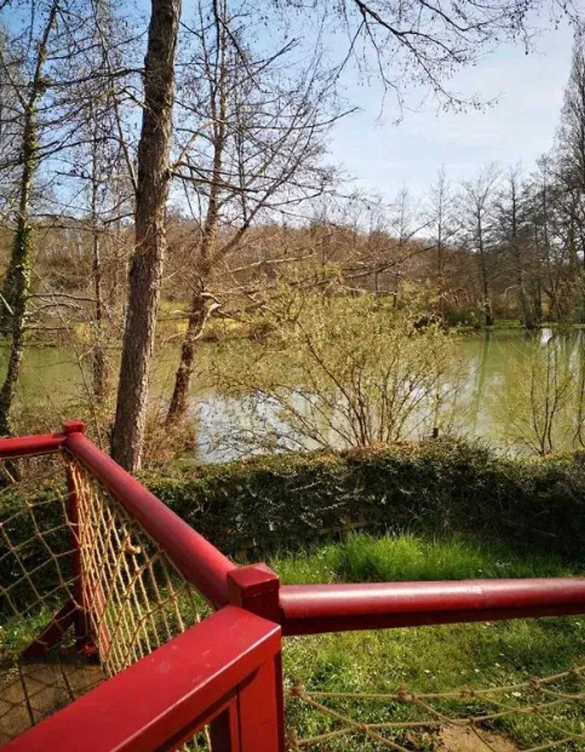 Chalet accueillant avec vue sur le lac in Estang, Gers
