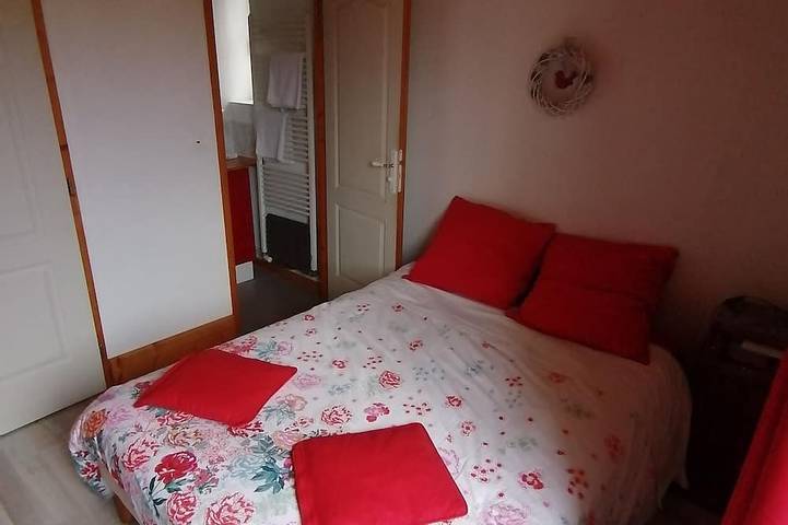 Group gîte with single rooms, no dormitories, in the heart of nature. in Le Chambon-sur-Lignon, Mézenc
