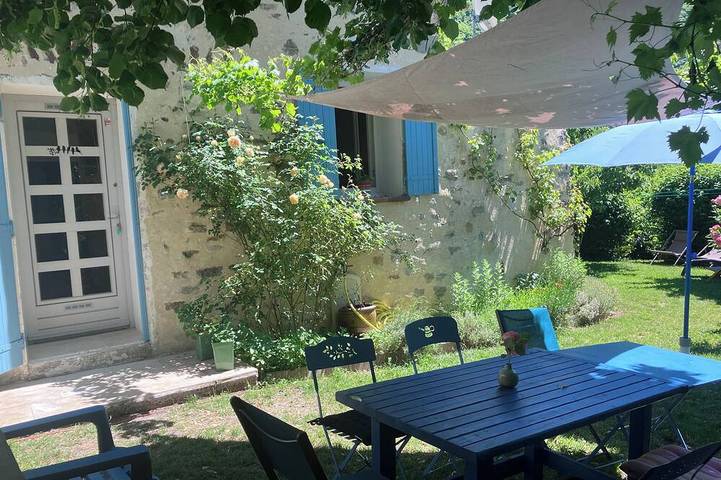 Gîte pour 4 personnes, avec terrasse ainsi que piscine et jardin à Chaudebonne