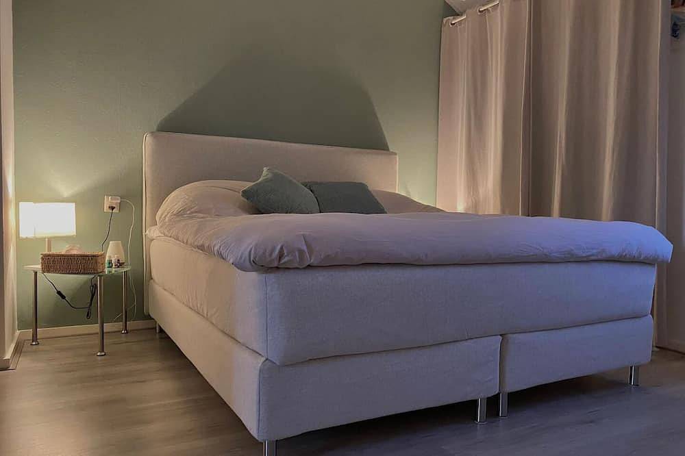 Sweet little home on the water with a fireplace in Berkhout, Markermeer