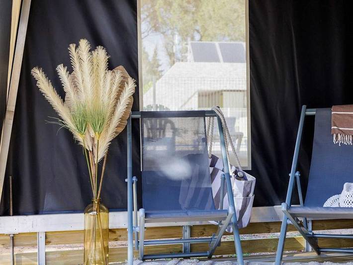 Flower Camping Le Mas de Mourgues - Tienda de lona y madera 4 personas - Ecrin Cocoon Insolite 16m² (sin sanitarios) 2 habitaciones + Terraza cubierta 14 m² + Tv + Kitchenette 4 personas in Vauvert, Costa mediterránea (Francia)