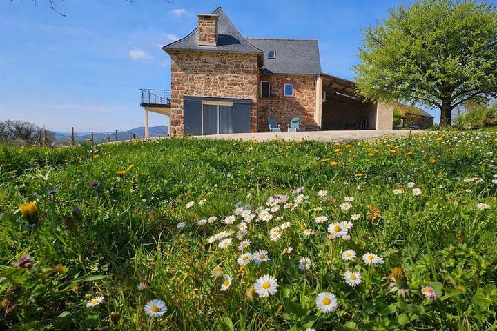 Location de vacances pour 5 personnes, avec vue et jardin à Mouret (Aveyron)