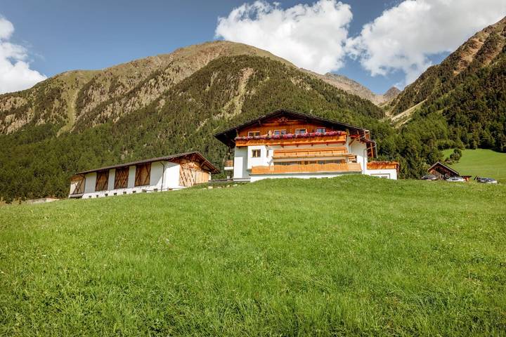 Entire apartment, Apartment 'Ausserglieshof Wohnung Portles' with Mountain View, Shared Garden and Wi-Fi in Mals, Saldurkamm