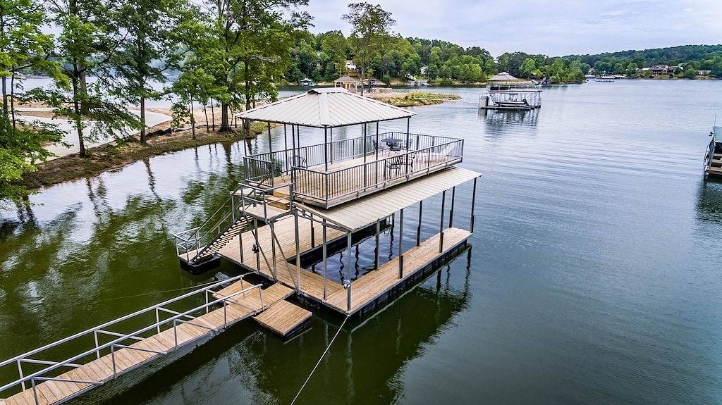 Vacation House for 27 Guests in Lewis Smith Lake, Alabama