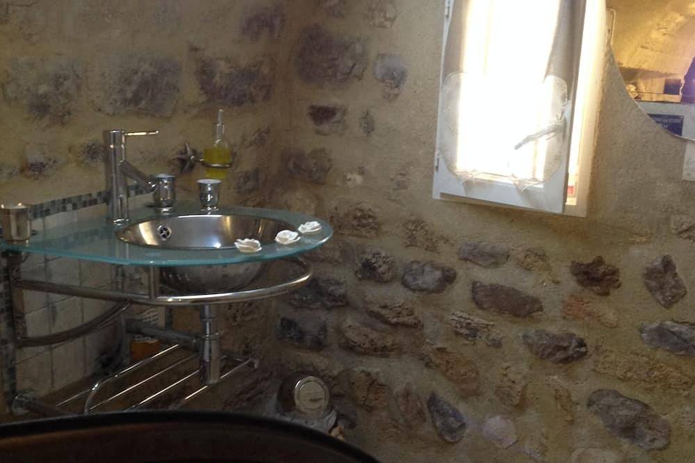 Entire apartment, Unusual troglodytede charm in Soyons, Tournon-sur-Rhône region