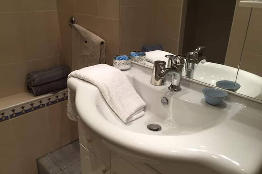 Entire apartment, Gite in Ardeche with breathtaking views of the mountains and valley in Vals-les-Bains, Parc naturel régional des Monts d'Ardèche