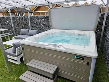 Gîte pour 6 personnes, avec terrasse et jacuzzi à Tellin
