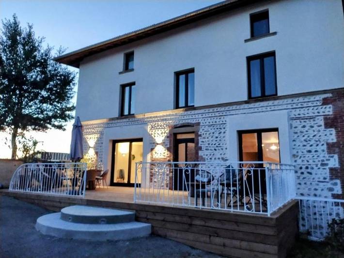 Location de vacances pour 2 personnes, avec terrasse et jardin ainsi que vue et piscine à Gillonnay - 2