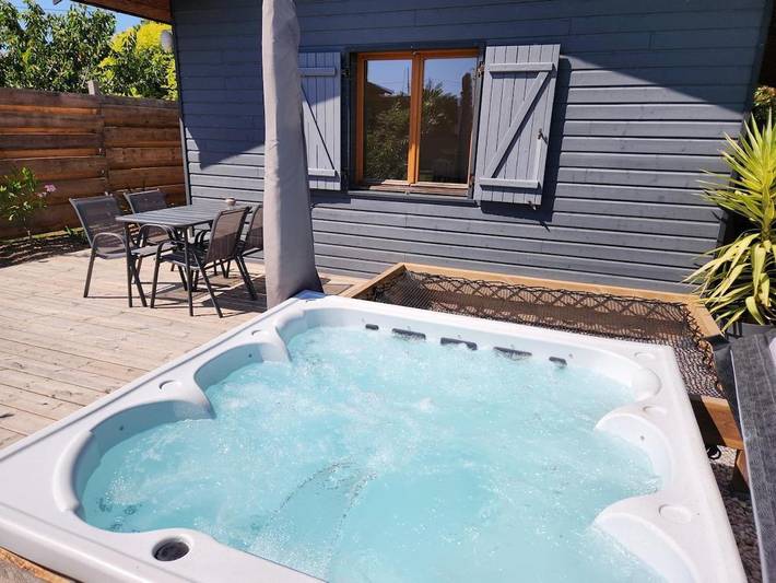 Appartement de vacances pour 4 personnes, avec jacuzzi ainsi que terrasse et jardin
