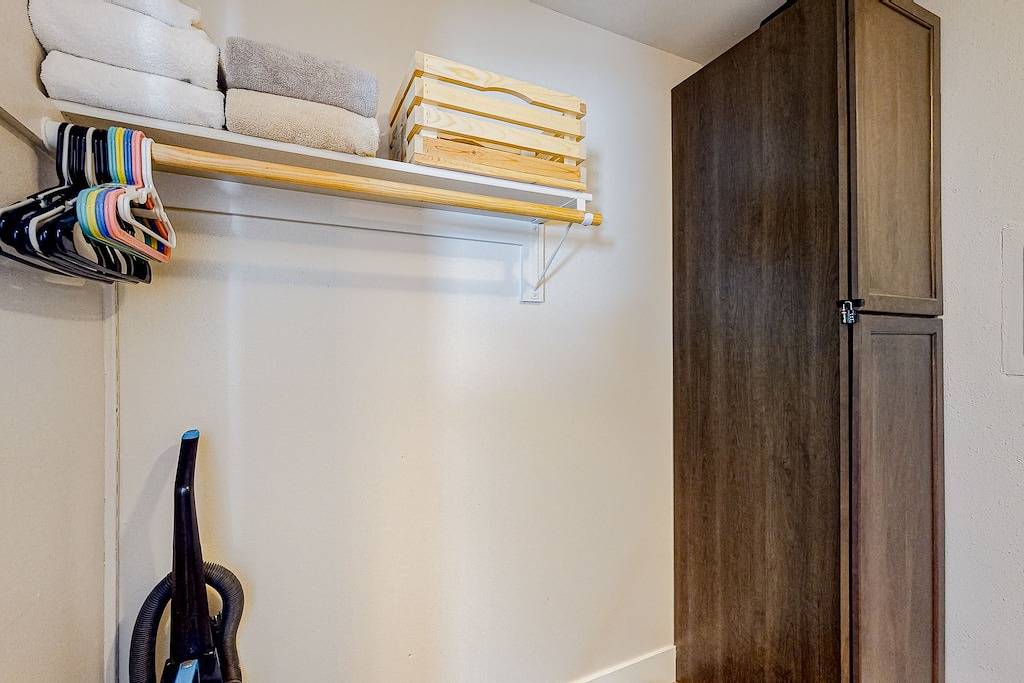 Golf Course Condo with Gas Fireplace, Wifi & Deck with Mountain Views in Eagle-Vail, Beaver Creek