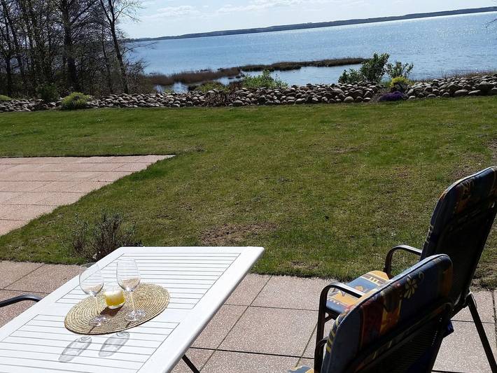 Ferienwohnung für 2 Personen, mit Terrasse und Garten sowie Seeblick, kinderfreundlich in Waren (Müritz)