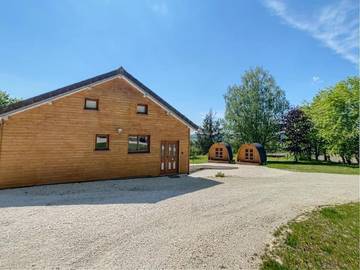 Location de vacances pour 10 personnes, avec vue et terrasse ainsi que jardin et piscine à Viéville