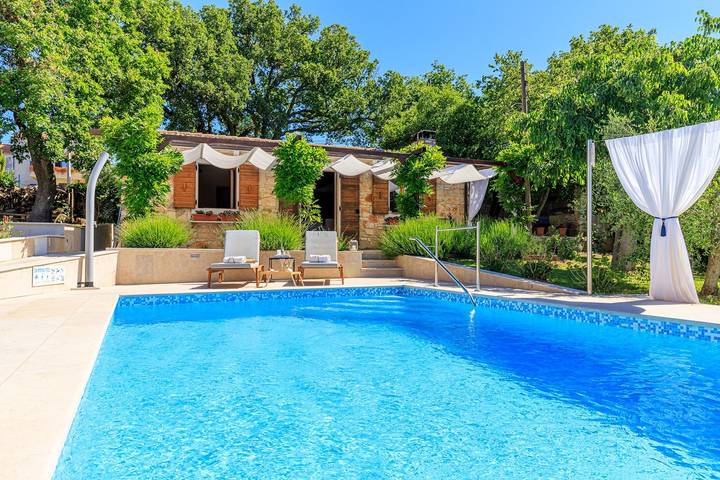Villa für 2 Personen, mit Balkon/Terrasse und Garten sowie Pool in Pula